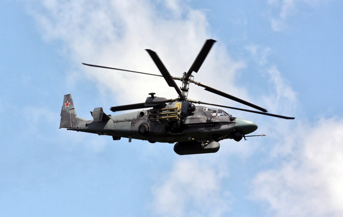 Потери авиации рф – оккупанты в очередной раз сбили свой вертолет Ка-52 Российские силы противовоздушной обороны ошибочно сбили собственный боевой вертолет Ка-52 во время отражения атаки на территорию россии. Это уже 17-я известная потеря росавиации от собственного огня с начала полномасштабного вторжения.
