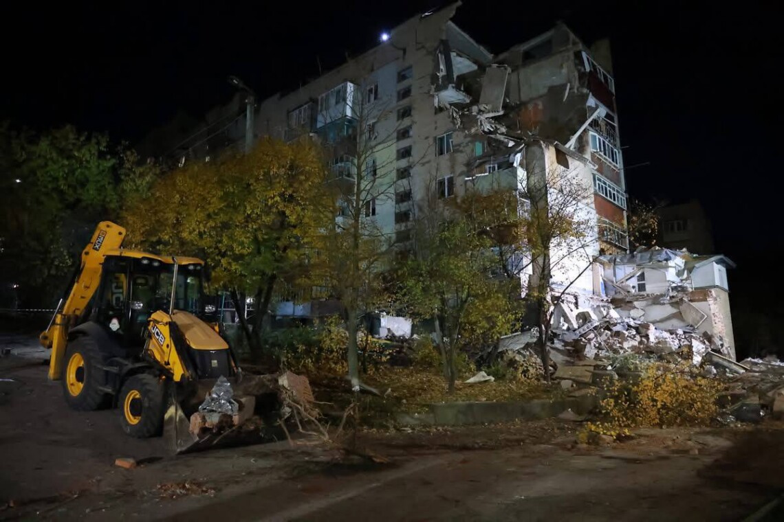 Взрыв газа в Хмельницком – под завалами многоэтажки ищут женщину В Хмельницком продолжают поиски женщины, которая может находиться под завалами дома, разрушенного в результате взрыва газа.