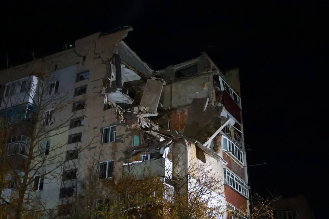 Взрыв в Хмельницком – под завалами нашли тела двух погибших В Хмельницком под завалами жилого дома по улице Тернопольской обнаружили тела двух человек. Спасатели продолжают поисковые работы.