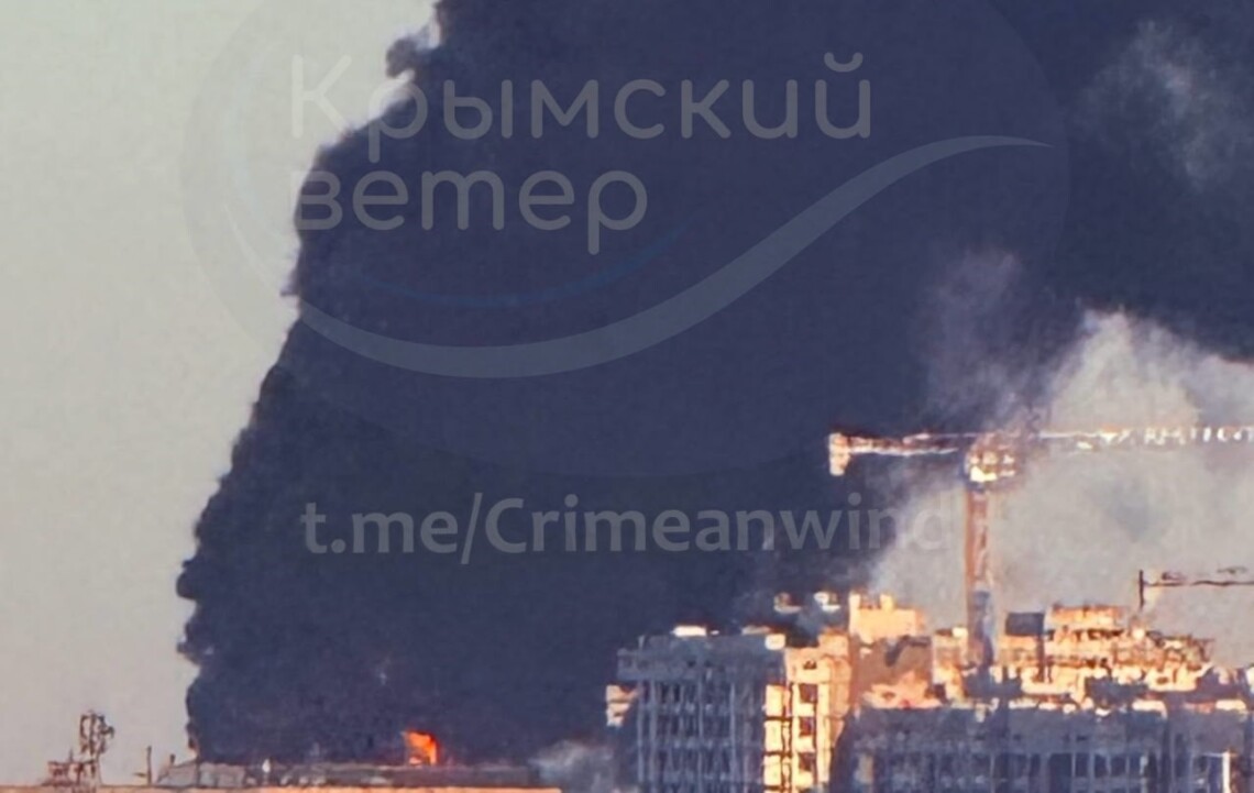 Удары по Крыму – дроны атаковали нефтебазу в Гресовском на территории Крыма В ночь на 29 октября дроны ударили по нефтебазе в Гресовском. На предприятии возник масштабный пожар. Как известно, база обеспечивает военные нужды оккупантов.