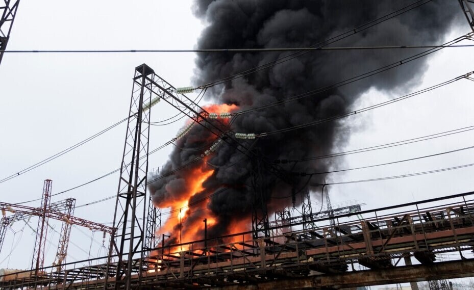 Удары по энергетике – россия ударила по энергообъекту ДТЭК в Одесской области Ночью 29 октября российские войска атаковали объект ДТЭК в Одесской области. Без света остаются почти 27 тысяч домов, повреждения значительны.