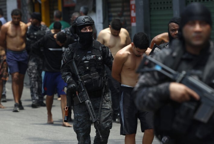 Наркокартели в Бразилии – В Бразилии вспыхнули ожесточенные бои между правительством и наркокартелями, десятки погибших В Рио-де-Жанейро вспыхнули ожесточенные столкновения между полицией и наркокартелями, в результате которых погибли по меньшей мере 64 человека. Это самый масштабный вооруженный конфликт в Бразилии за последние десятилетия.