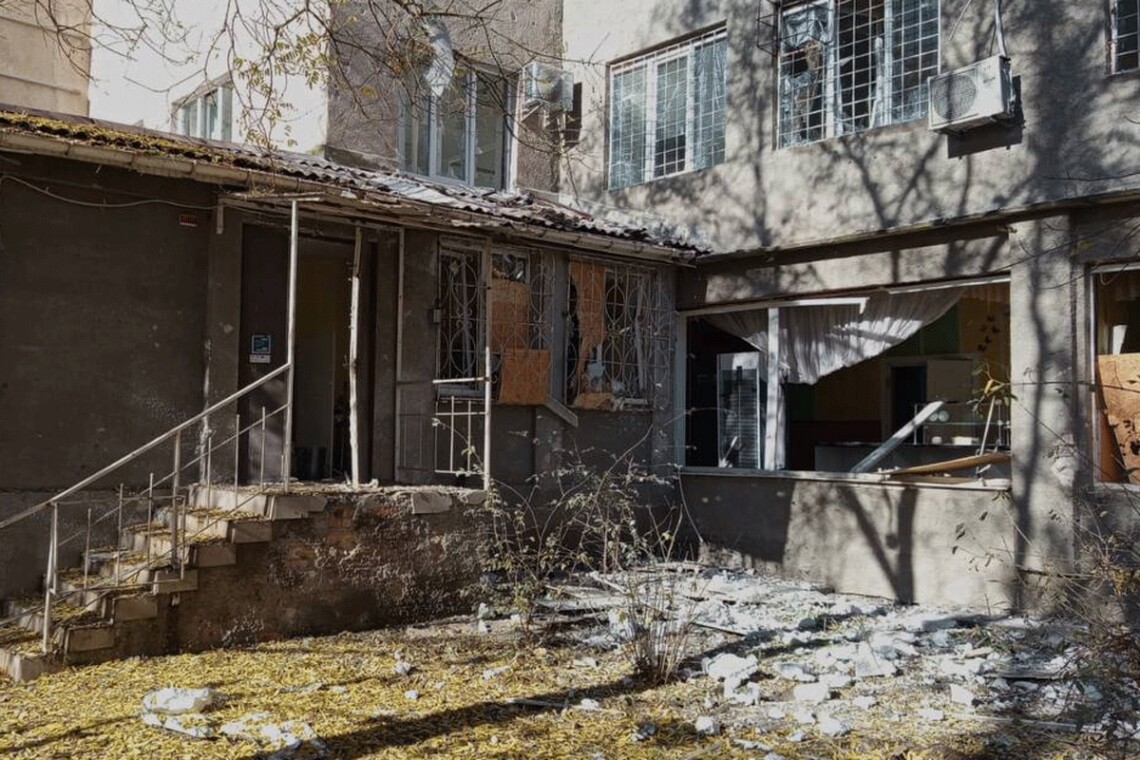 Удар по больнице в Херсоне 29 октября – пострадали дети, взросліе и медработники Российские войска сегодня утром из артиллерии ударили по детской больнице в Херсоне, девять пострадавших.