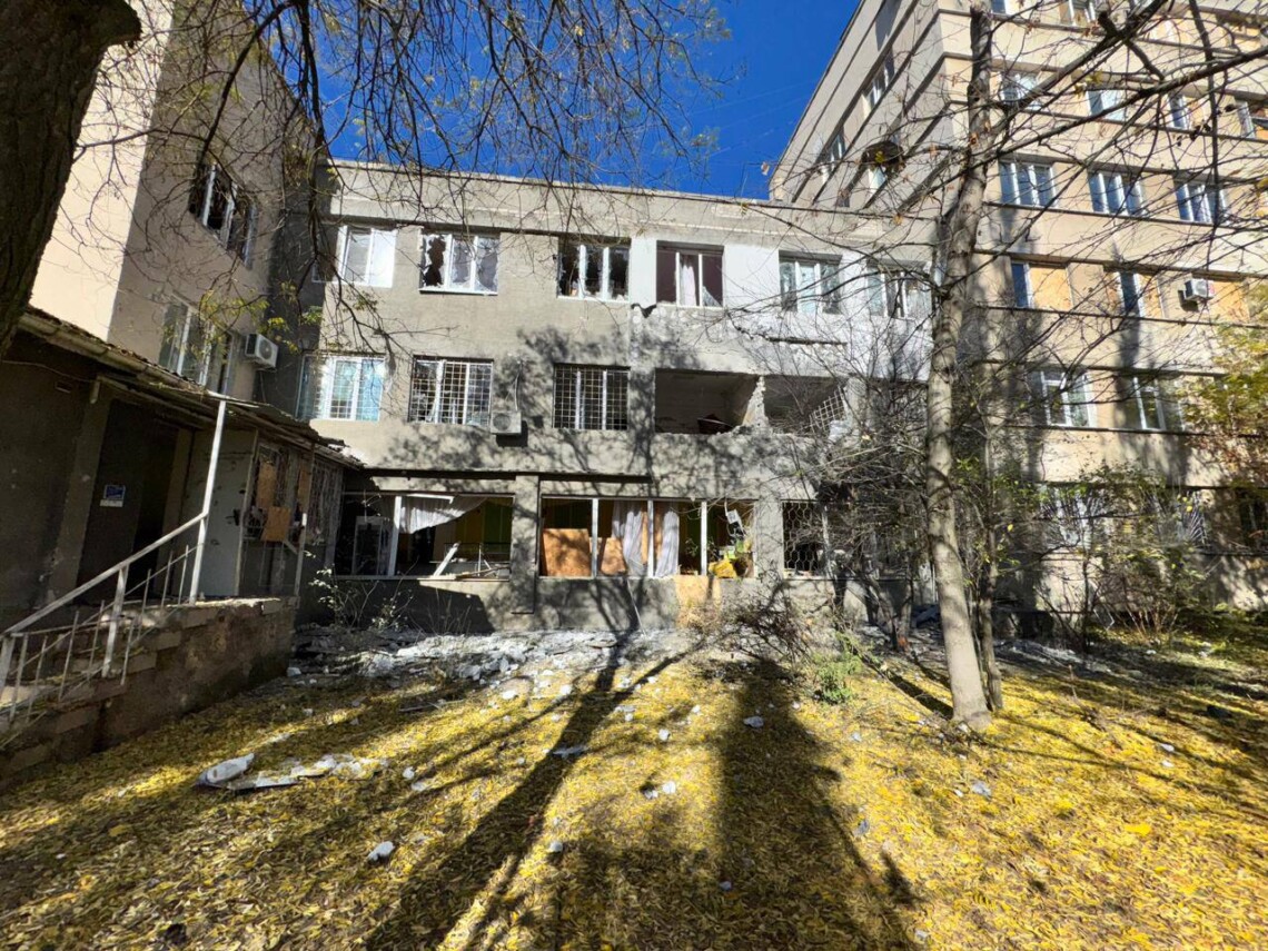 Удар по больнице в Херсоне 29 октября – Зеленский отреагировал на российский артиллерийский удар Президент Владимир Зеленский назвал российский артиллерийский удар по больнице в Херсоне сознательным ударом захватчиков именно по детям и призвал партнеров к более жестким санкциям.