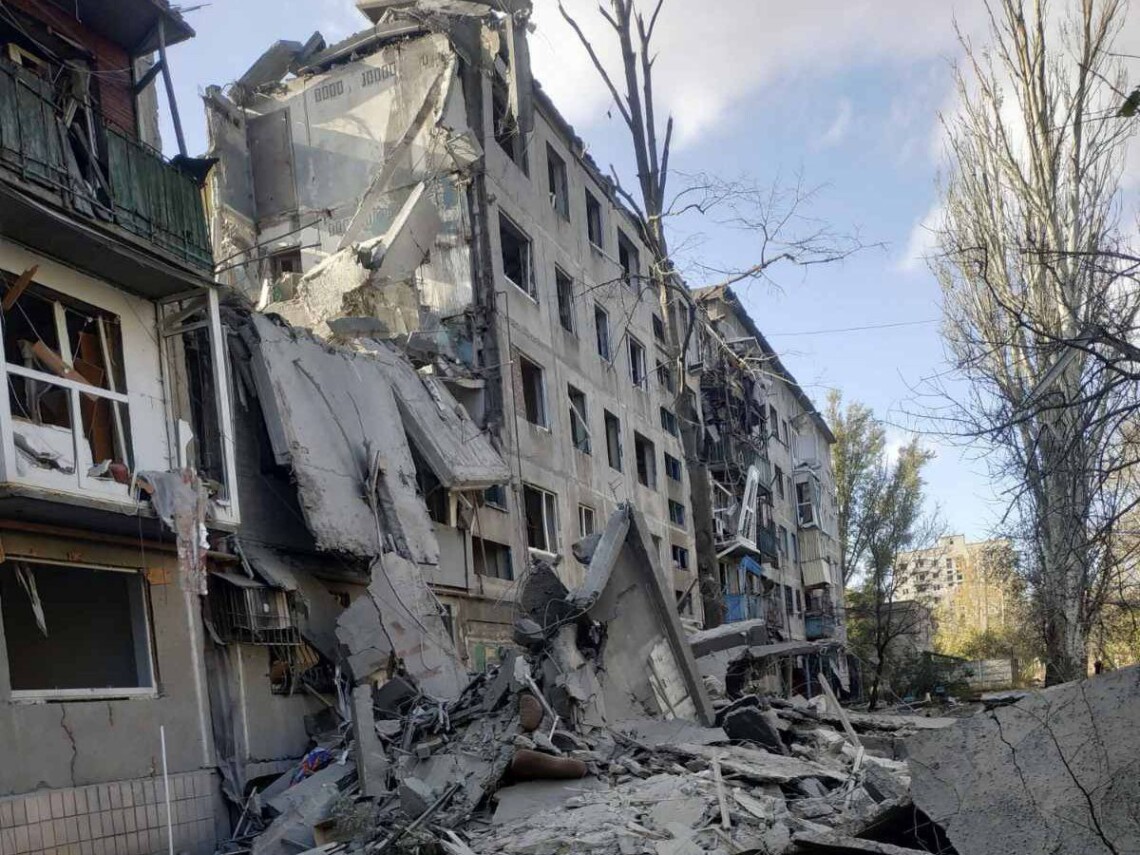 Обстрелы на Донбассе – оккупанты ударили по жилым домам в Славянске, погибли люди Российская армия дважды нанесла удары по Славянску Донецкой области. В результате обстрелов погибли три человека.