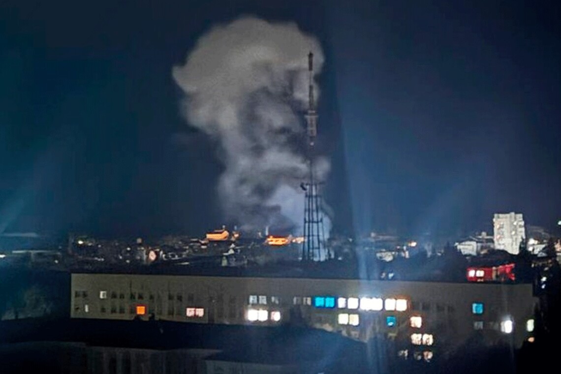 Удар по телебашне в Чернигове - власти просят жителей не подходить близко к поврежденной башне В результате удара российских военных по телебашне в центре Чернигова сооружение получило повреждения, находиться возле нее опасно.