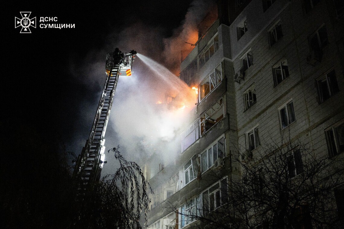 Атака на Сумы 31 октября – россия атаковала жилой сектор в Сумах, есть пострадавшие Россия ночью нанесла удары по жилым домам и инфраструктуре в Сумах. Пострадали 11 человек, среди них четверо детей. Произошли масштабные пожары в многоэтажке и частном секторе.