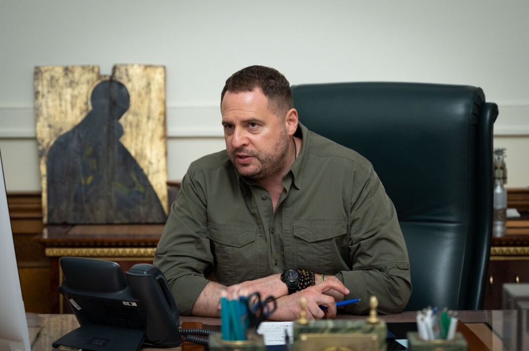 Завершение войны в Украине – у Зеленского рассказали, как Украина, ЕС и США готовят мирный план Глава Офиса президента Андрей Ермак заявил, что Украина вместе с США, ЕС и другими партнерами работает над единым мирным планом, учитывающим украинские интересы.