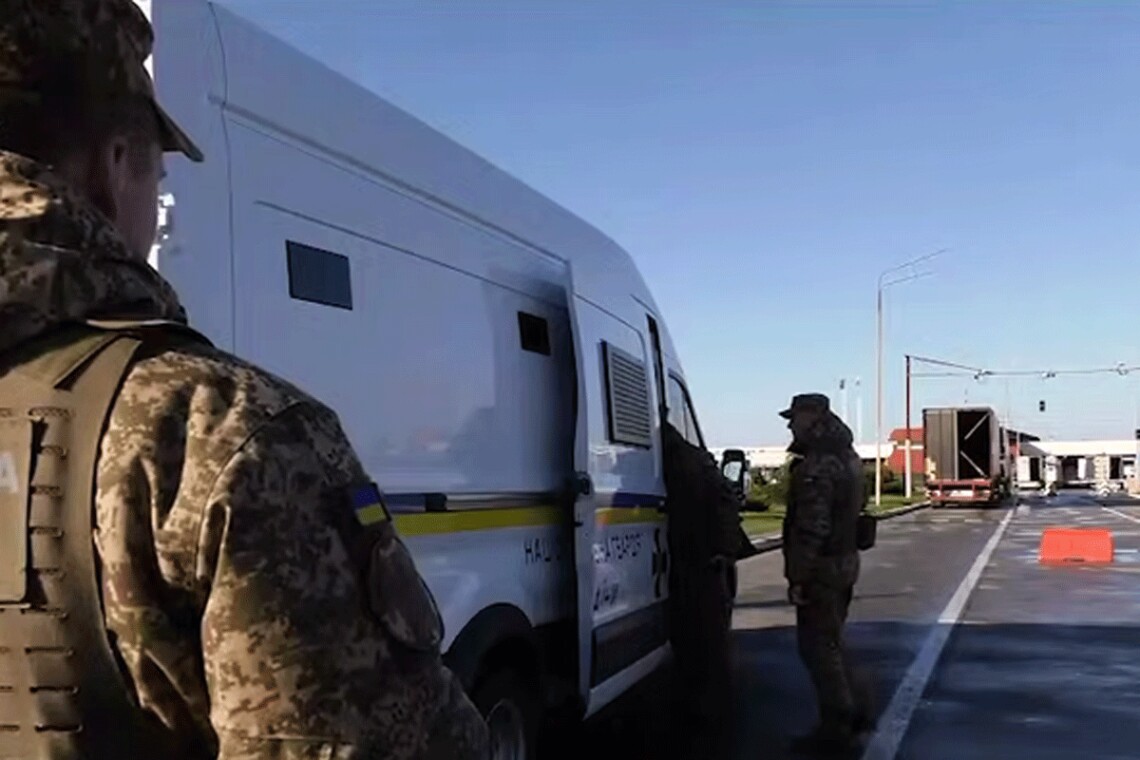 Военные преступления россии - Украина передала Литве российского военного, который пытал людей В Литву доставили из Украины российского военнослужащего, подозреваемого в военном преступлении против гражданина Литвы на территории Украины, а именно – в жестоких пытках.