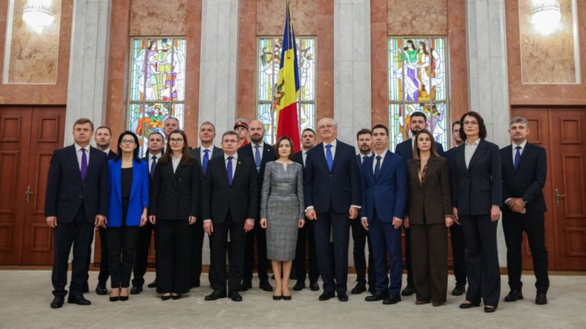 Правительство Молдовы официально начало свою работу 1 ноября Правительство Молдовы во главе с Александру Мунтяном в субботу, 1 ноября, приняло присягу. Таким образом оно официально начало свою работу.