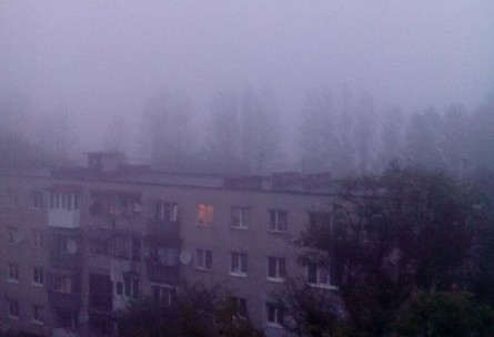 Во Львове наблюдается пелена густого дыма. Люди жалуются на то, что трудно дышать. По словам жителей, на улицах чувствуется четкий запах горелого мусора.