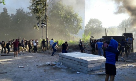 Представители гражданского корпуса Азов штурмуют строительство в Святошинском переулке в Киеве. В результате столкновений есть пострадавшие.