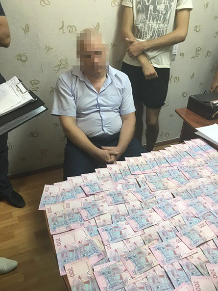 Служба безопасности Украины совместно с прокуратурой задержали на взятке главного государственного инспектора Главного управления Гоструда в Одесской области.