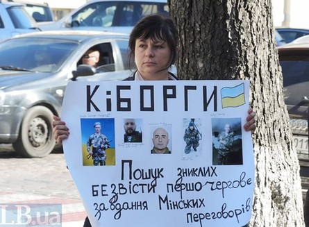 Под посольством Германии в Киеве около полусотни людей требуют от мировой общественности обратить внимание на ситуацию с украинскими военнопленными на Донбассе.
