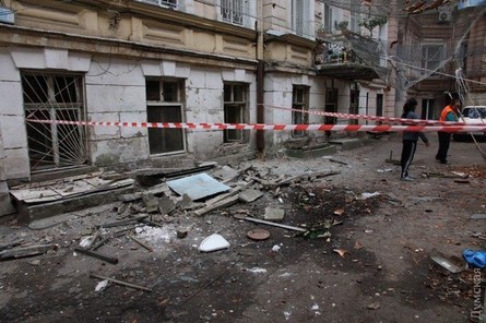 Сьогодні, 24 вересня, в центрі Одеси з третього поверху впав балкон в житловому будинку. У момент інциденту на балконі перебувала 65-річна жінка.