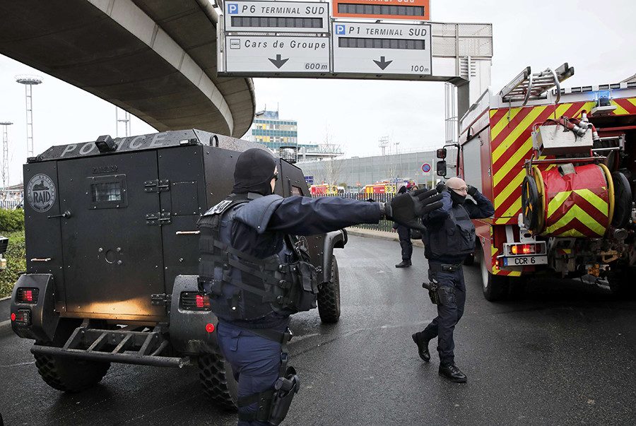 В парижском аэропорту убит неизвестный, отобравший оружие у военного