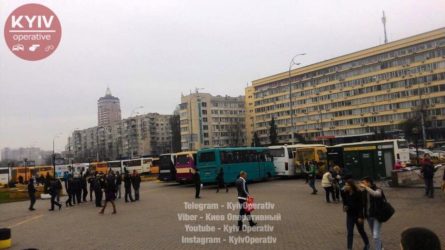 Несколько десятков маршрутных такси заблокировали подходы к зданию Киевской областной государственной администрации с требованием не снижать плату за проезд.