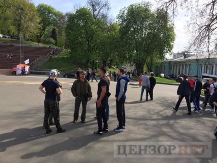 Сьогодні в Києві заблокували планову розмальовку арки Дружби народів у кольори веселки. Роботи припинені до завтра.