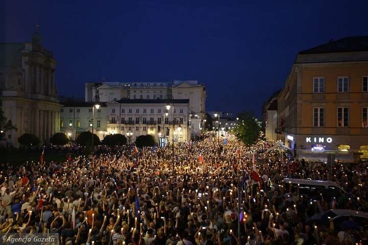 Десятки тысяч людей в четверг вышли на акции протеста в Польше после принятия Сеймом страны противоречивого закона о Верховном суде в рамк