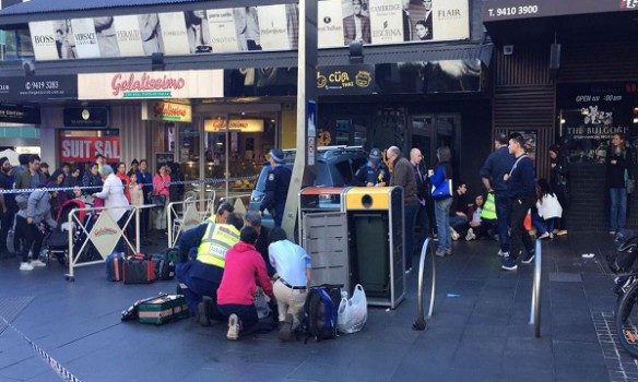 В Австралии автомобиль въехал в гостей торгового центра, семеро пострадали