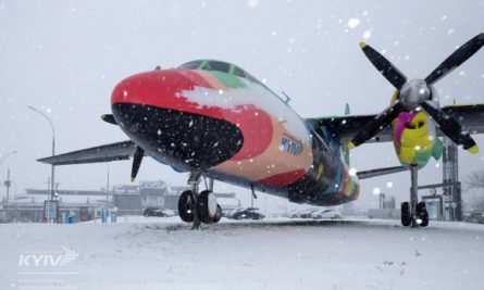 Сложные метеорологические условия в Киеве, установившиеся 18 декабря, усложнили деятельность международного аэропорта Киев (Жуляны), часть рейсов пришлось перенести в аэропорт Борисполь.