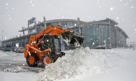 Сложные метеорологические условия в Киеве, установившиеся 18 декабря, усложнили деятельность международного аэропорта Киев (Жуляны), часть рейсов пришлось перенести в аэропорт Борисполь.