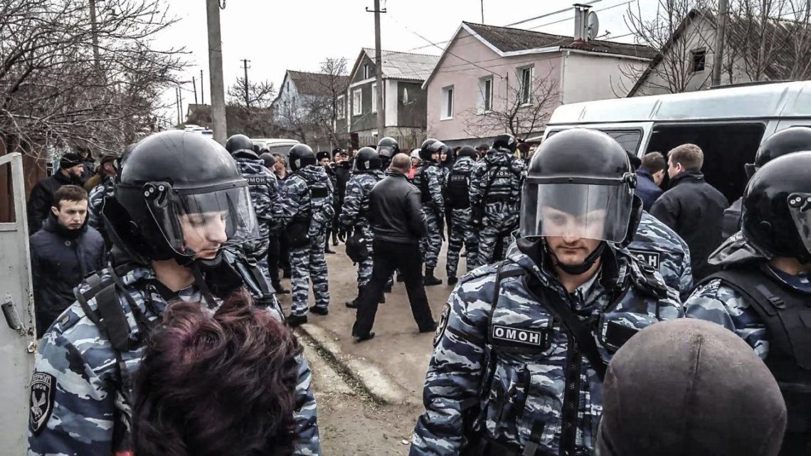 Утром 5 января в Симферополе проходят обыски у крымских татар. Причины обысков а также кто их проводит пока неизвестны