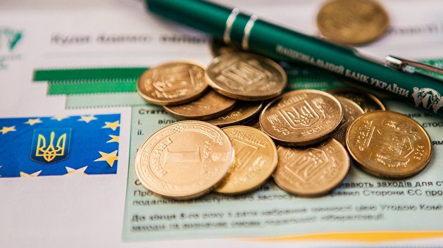 По данным Нацбанка валовой внешний долг Украины на начало 2018 года составляет 116,578 миллиарда долларов что на 2,59 процента больше чем за ана