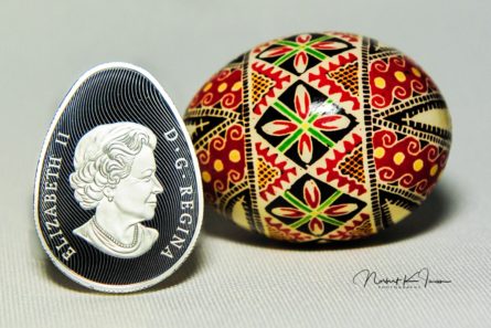 В Канаде Королевский монетный двор выпустил цветную позолоченную монету в форме украинской писанки.