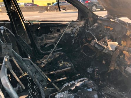 В Киеве на проспекте Бандеры в сторону метро «Почайная» сгорел автомобиль Chevrolet Aveo, движение транспорта по дороге было перекрыто.