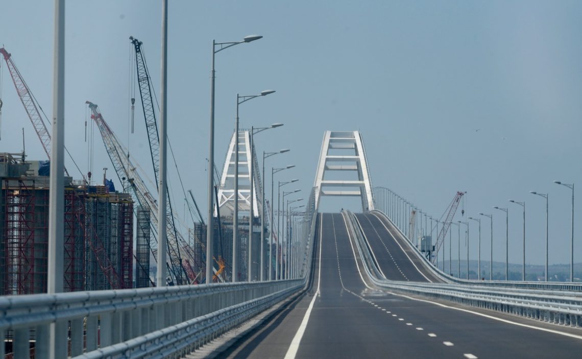 Керченский мост рушится но опоры моста не были повреждены во время события поэтому несущая способность здания не нарушена