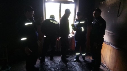 Сотрудники опытно-испытательной лаборатории ГСЧС в Николаевской области, следственно-оперативная группа Очаковского отдела полиции работают на месте, чтобы выяснить окончательную причину пожара.