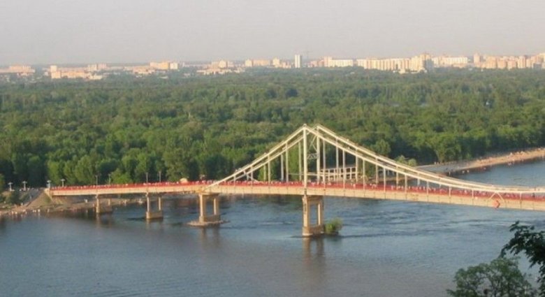 Парковый пешеходный мост на Труханов остров безопасный для пешеходов, сооружение под наблюдением специалистов коммунального предприятия Киевавтодормост.