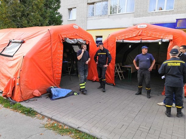 Вибух у чотириповерховому житловому будинку в Дрогобичі зруйнував сім квартир. Фахівці вирішують, чи можна пускати в будинок мешканців сусідніх під'їздів.