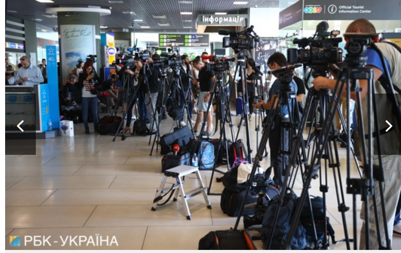 У столичному аеропорту Жуляни зібралися десятки журналістів та родичі утримуваних українців, Вони чекають на приліт полонених під час обміну між Україною і Росією.