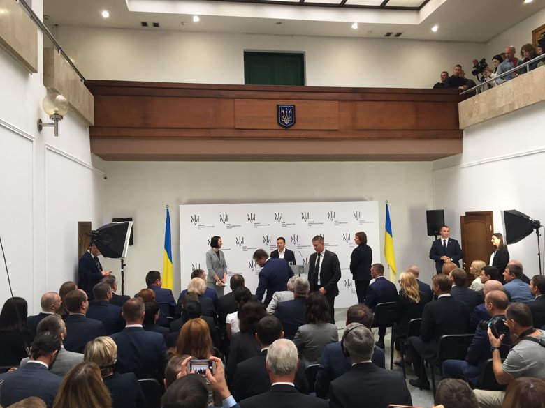 В українській столиці офіційно розпочав свою роботу новостворений суд, законопроект про запуск якого Петро Порошенко підписав ще рік тому.