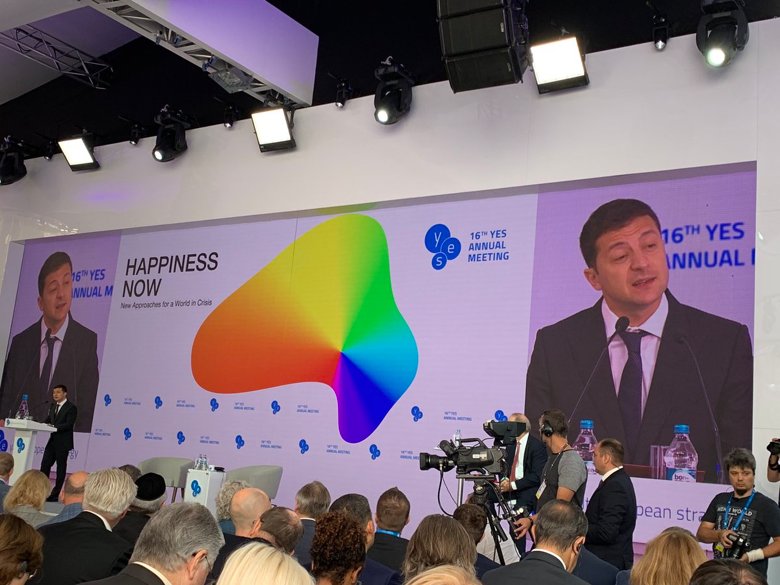 Зеленский, выступая на 16 ежегодной встрече Ялтинской европейской стратегии YES,
  призвал международное сообщество сохранить санкции против России.
