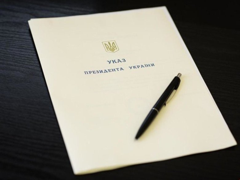 Зеленський підписав  закон про контрактну держслужбу, який дозволить наймати 7% державних службовців за контрактом.