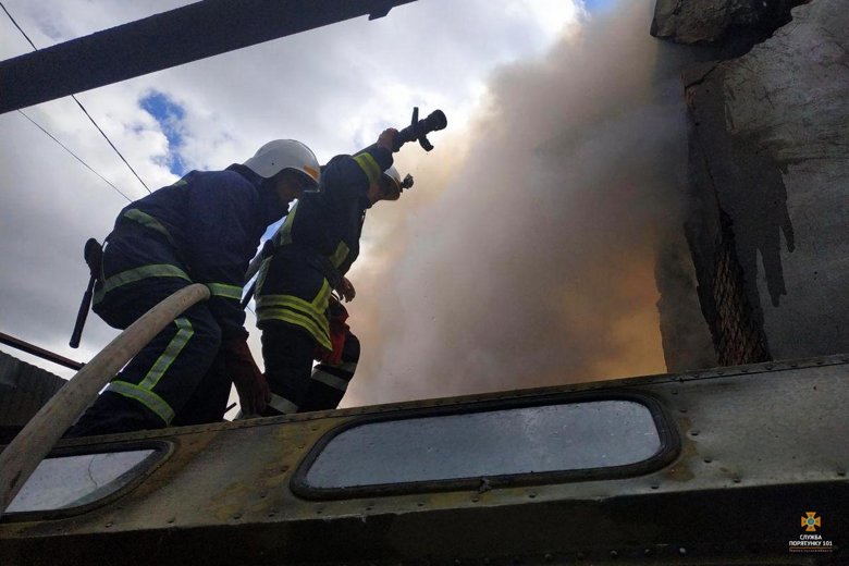 В Тернополе горел склад с растворителями для красок. Площадь пожара на момент прибытия спасателей составляла около 300 квадратный метров.