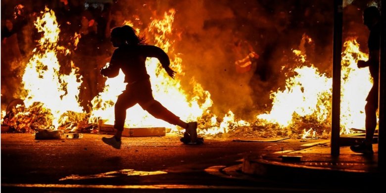 У ніч на 18 жовтня на вулицях Барселони поновилися масові демонстрації. Люди палили сміття і меблі в центрі міста, кидали каміння і петарди в поліцейських.