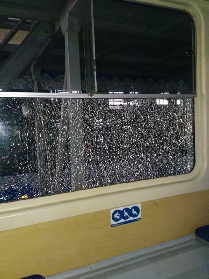 В Киеве неизвестные стреляли по окнам скоростного трамвая. ЧП произошло вечером 31 октября. Жертв нет.