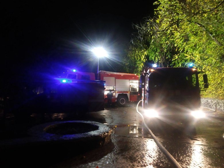 В Ровно спасатели ликвидировали пожар в ресторане.  Площадь пожара 100 м.кв. Жертв и пострадавших нет.
