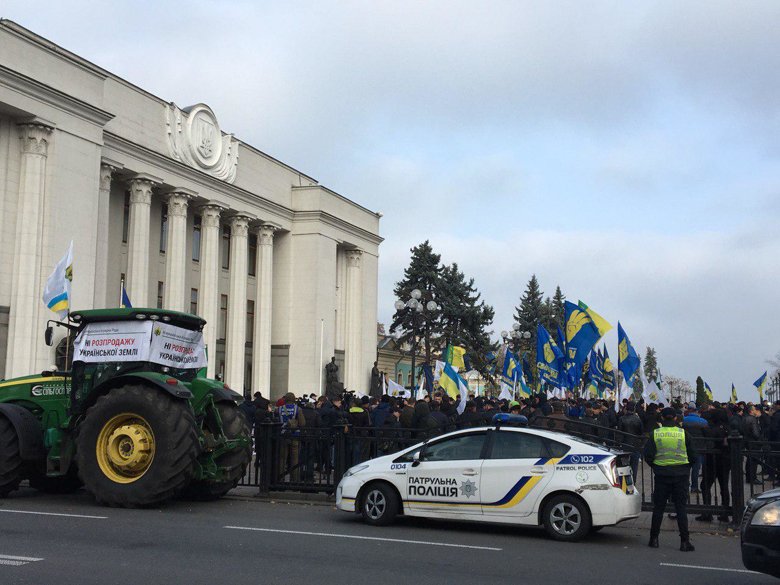 Правоохоронні органи посилили заходи безпеки в центрі Києва в зв'язку з проведенням масових акцій.