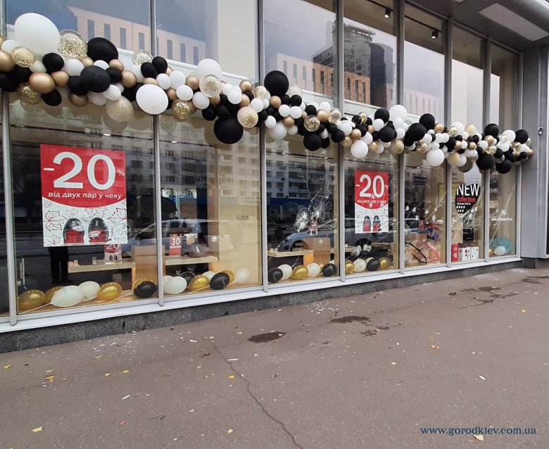 В Киеве неизвестные обстреляли и разрисовали витрины магазина обуви, который расположен на проспекте Победы.