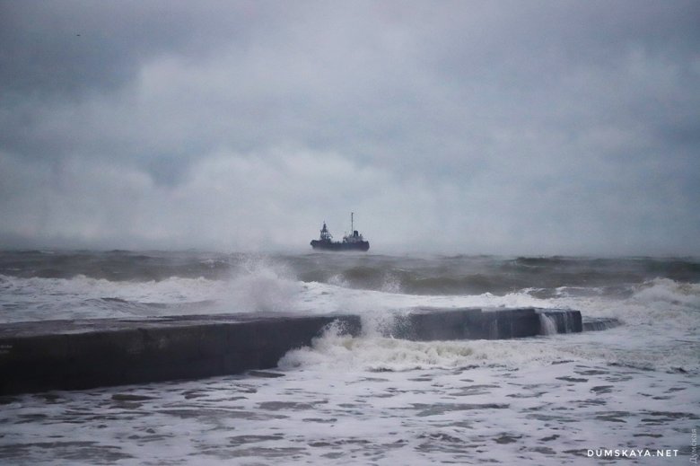 Танкер Delfi переждал бурю в районе пляжа Старик на Дельфине под Одессой. Запланированная на утро, спасательная операция так и не начиналась из-за непогоды. Фото.