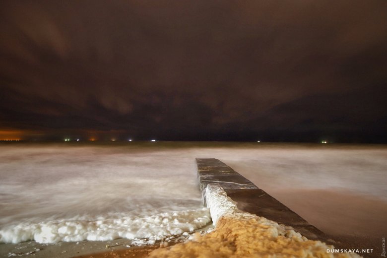 Танкер Delfi перечекав бурю біля пляжу Старий на Дельфіні під Одесою. Запланована на ранок рятувальна операція так і не починалася через негоду. Фото.