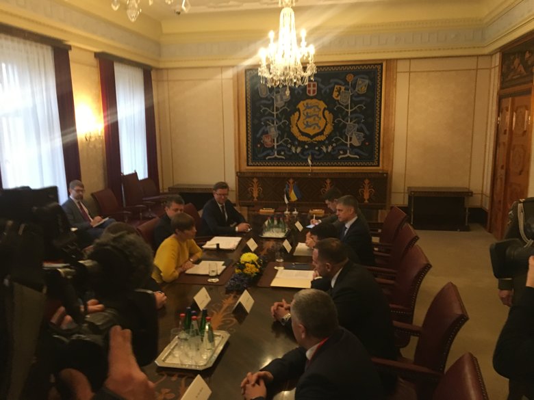 Президент Украины Владимир Зеленский начал встречу со своей эстонской коллегой Керсти Кальюлайд.