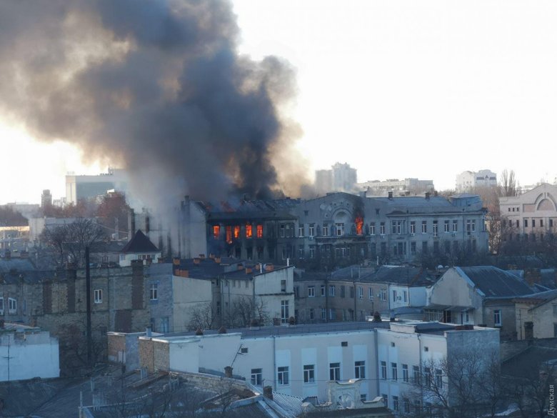 В Одессе масштабный пожар в центре города. Подъехали более 10 скорых. На месте работают 65 пожарных и 16 единиц техники. Горит крыша здания и несколько этажей.