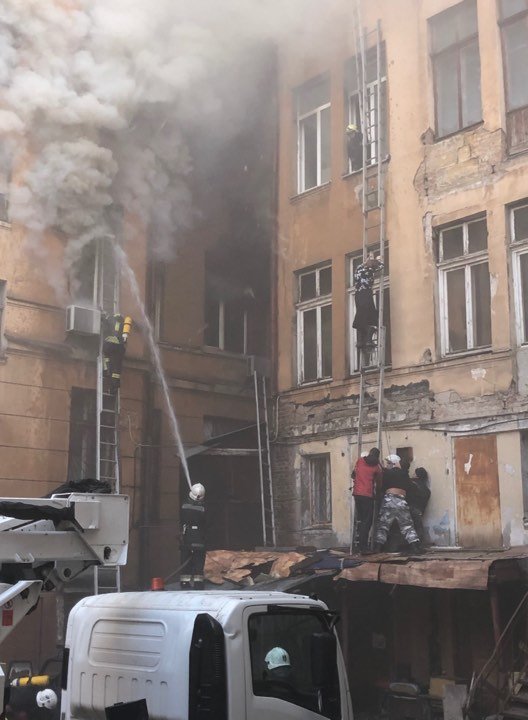 В Одессе масштабный пожар в центре города. Подъехали более 10 скорых. На месте работают 65 пожарных и 16 единиц техники. Горит крыша здания и несколько этажей.