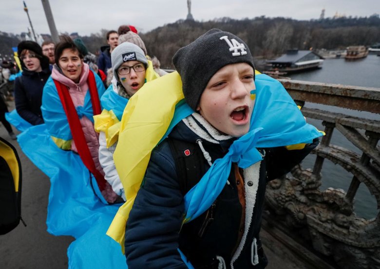 У середу, 22 січня, жителі Києва зібралися на мосту Патона, щоб утворити живий ланцюг – символ єдності країни.